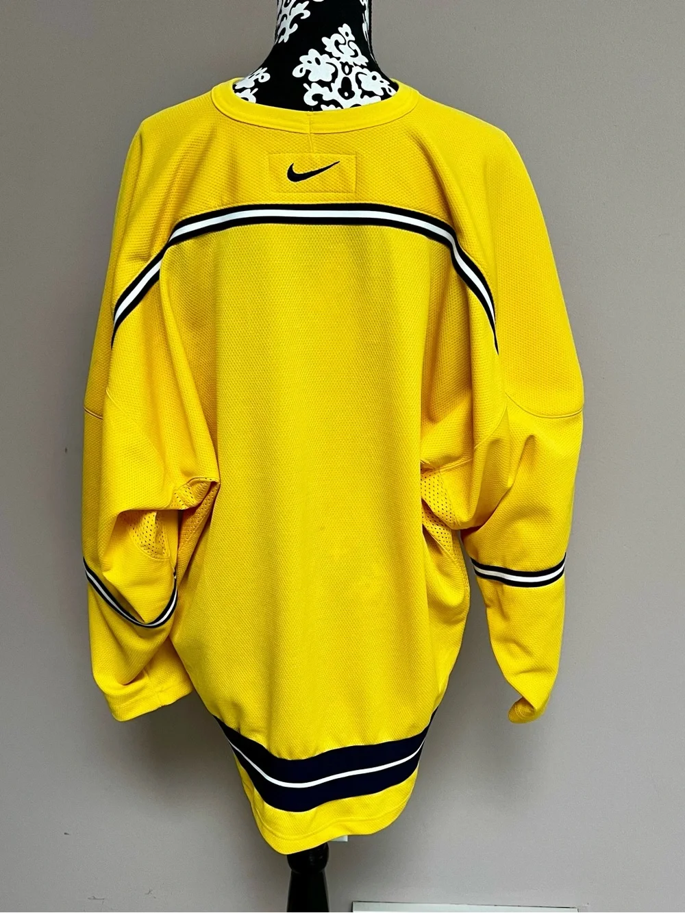 NIKE Vintage Team University of Michigan Wolverines Ice Hockey Jersey